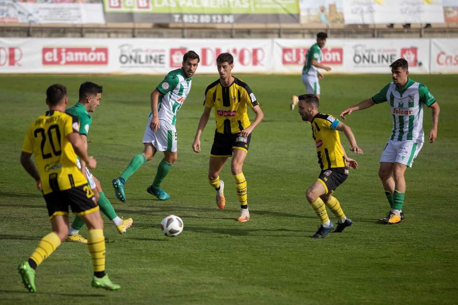 Jugada en el encuentro entre el San Roque y el Sanluqueño.