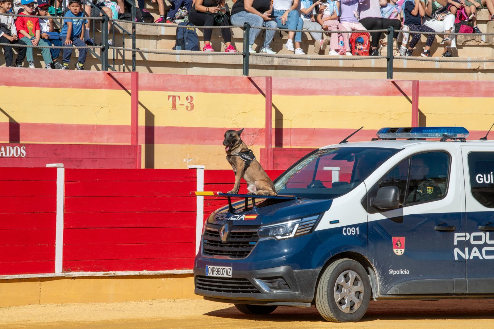 Galería | Así ha sido la jornada de puertas abiertas de la Policía Nacional en la Plaza de Toros de Motril