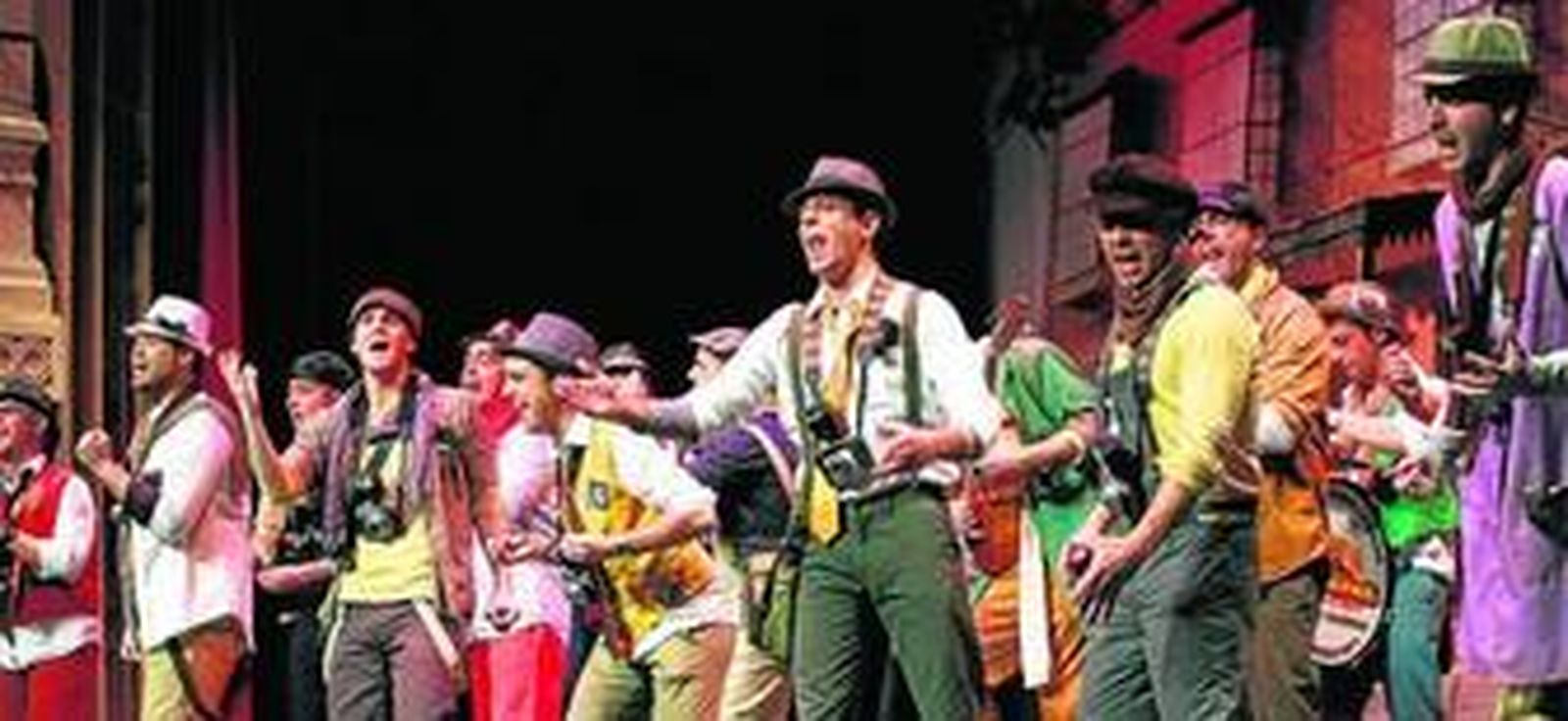 1. La comparsa Los patata, de Valverde, en el Gran Teatro 2. La murga Los habanitos, de Huelva.                       3. La comparsa Mi veneno, de Isla.  4. Murga Apaga y vámonos, de Punta. 5. Integrante de Los patata con un ejemplar de Huelva Información.                                  6. La comparsa El rincón de las verdades, de Sevilla. 7. El cuarteto Los Quechuas, de Tocina.