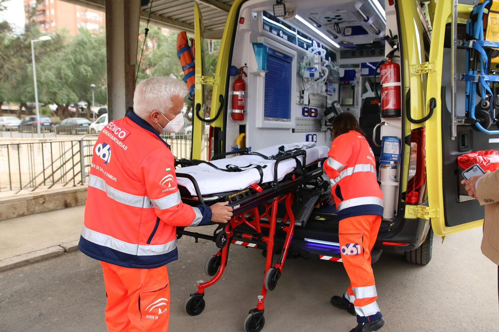 Dos profesionales del 061 bajan una camilla de una UVI móvil. Dos profesionales del 061 bajan una camilla de una UVI móvil.