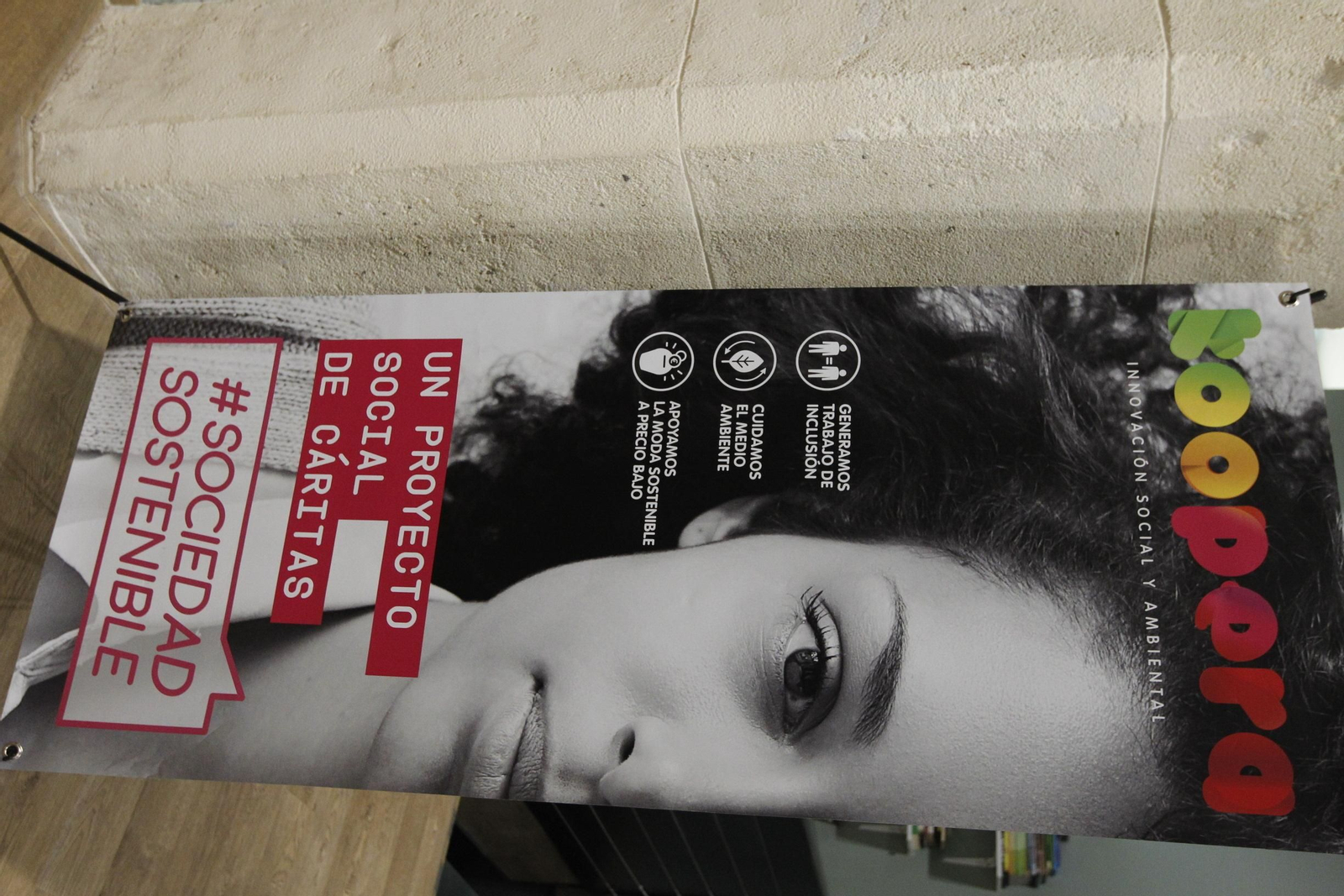 Fotogalería influencers en tienda Koopera Store Caritas Almería