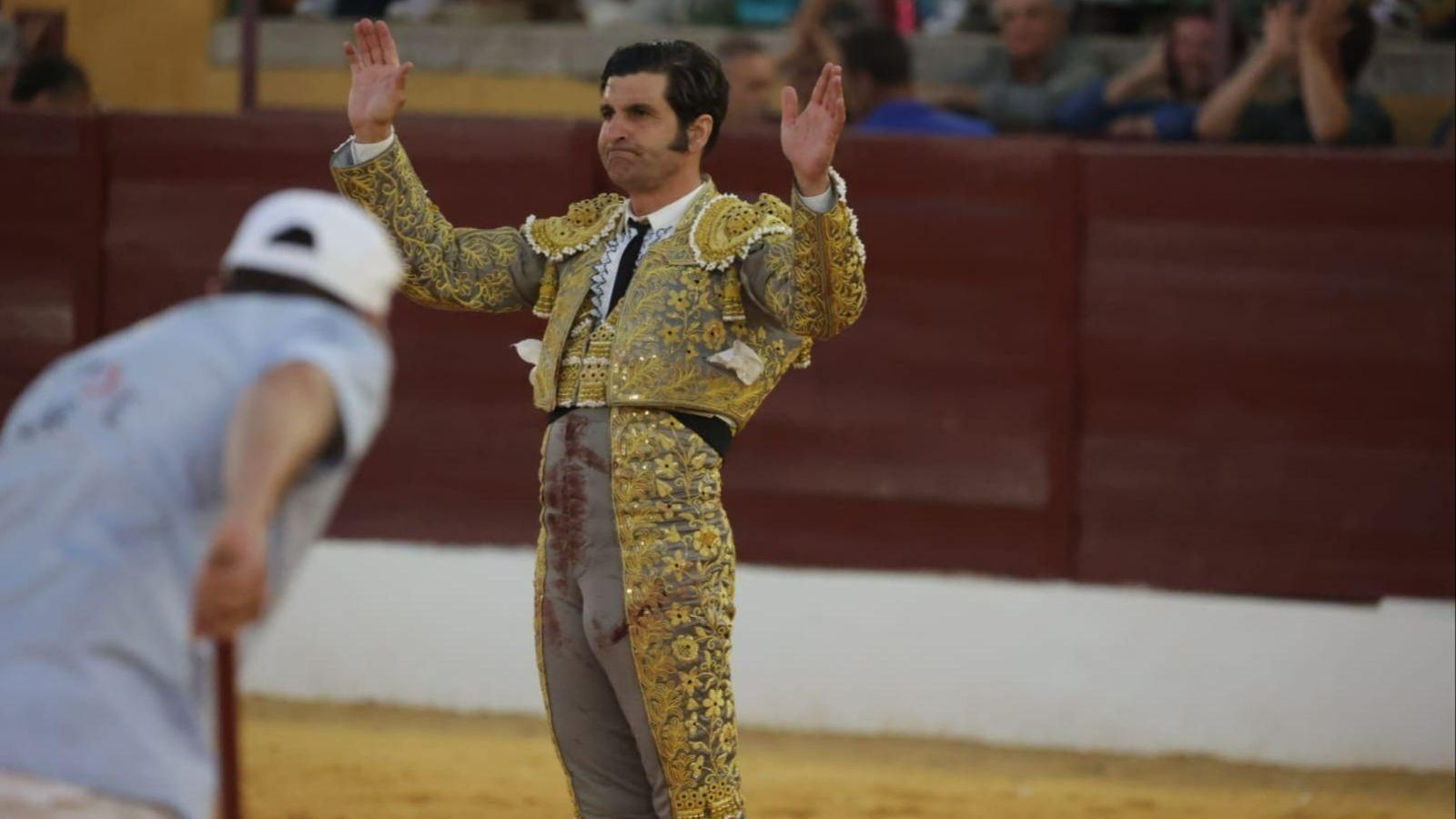 Gesto de decepción de Morante de la Puebla al despedirse de La Línea. Hoy no pudo ser. Gesto de decepción de Morante de la Puebla al despedirse de La Línea. Hoy no pudo ser.