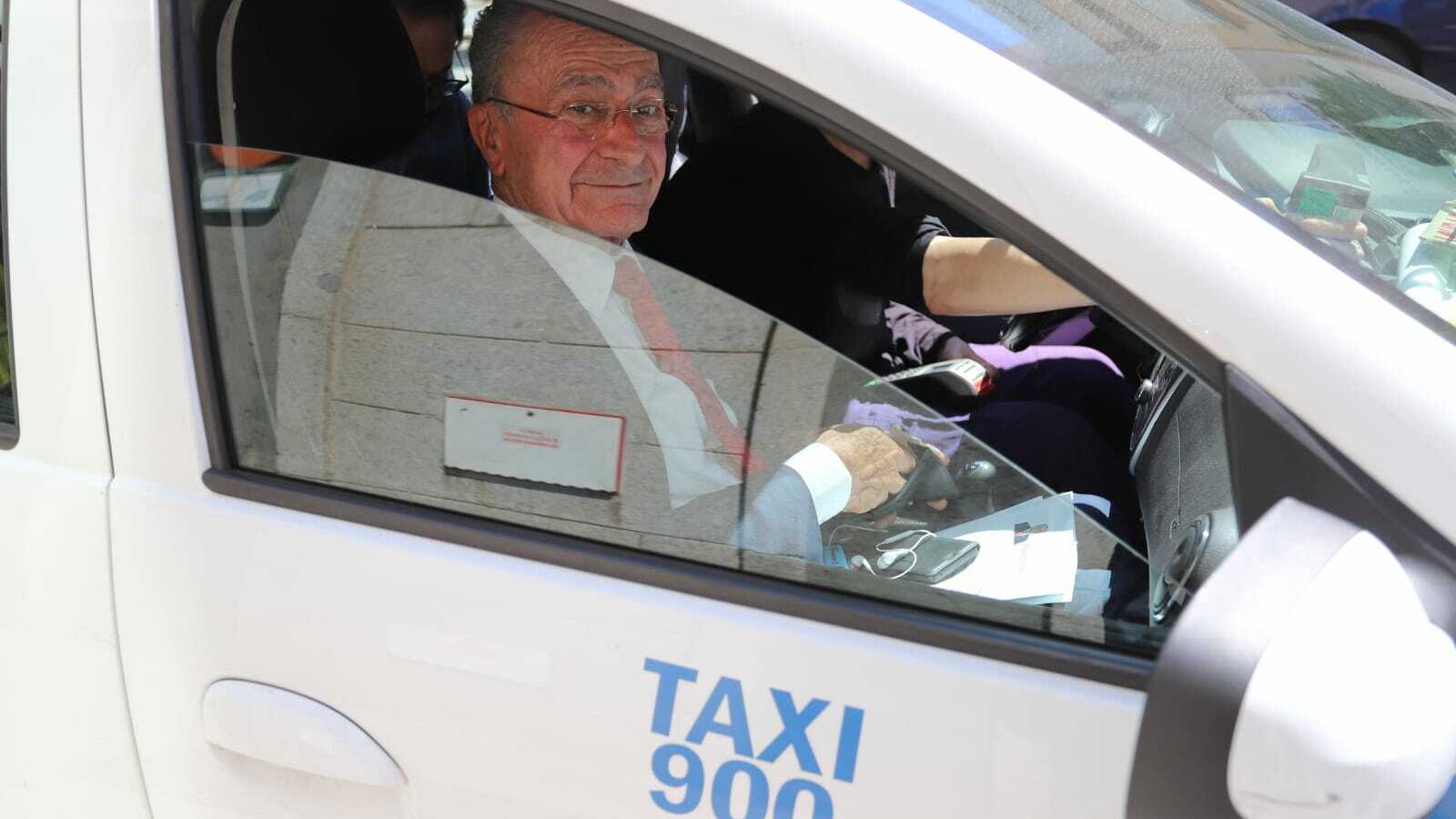 El alcalde, a bordo del taxi en el que se ha desplazado hasta el acto de campaña.