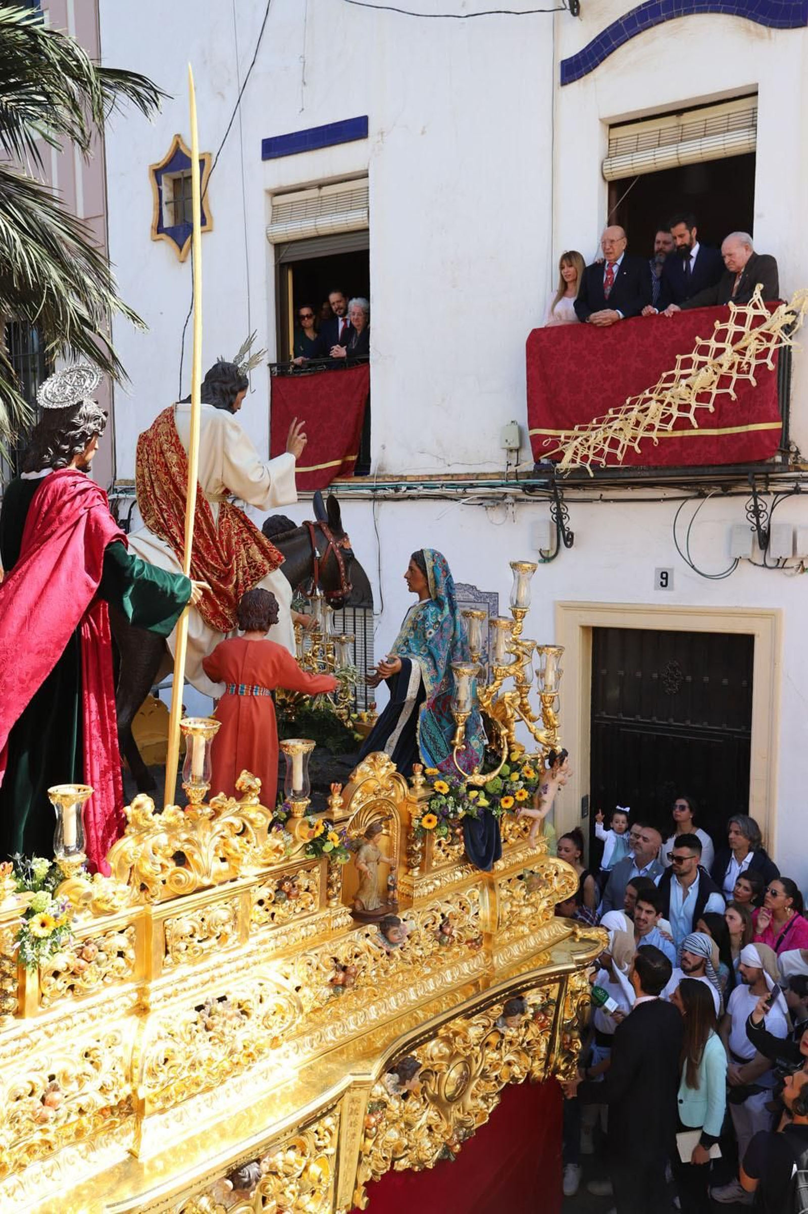Imágenes del recorrido de la Borriquita  por las calles de Huelva
