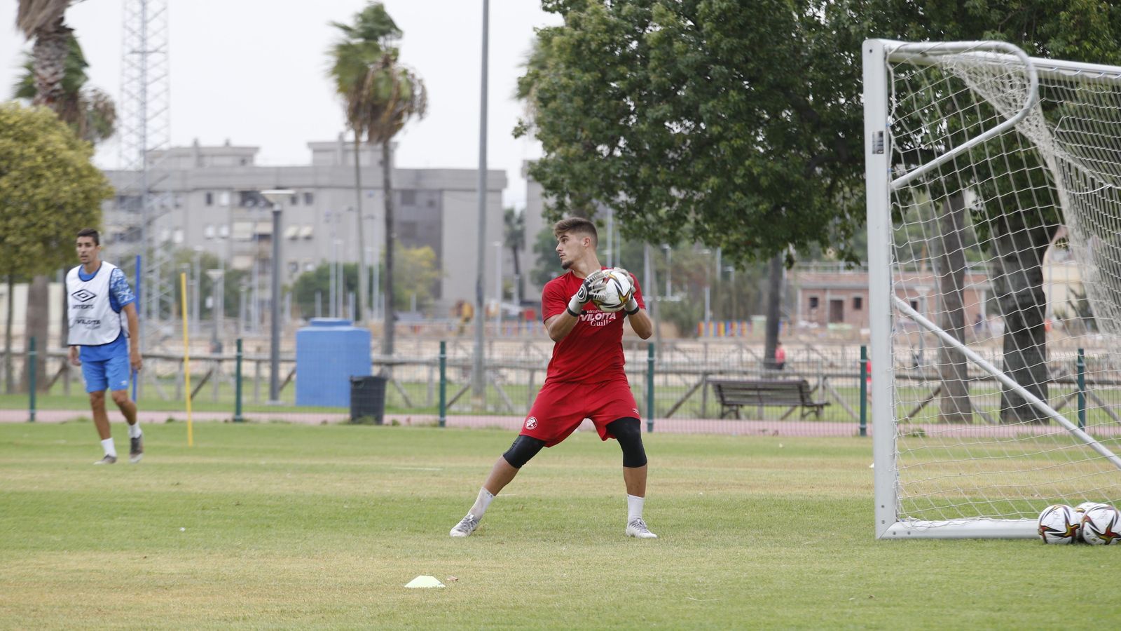 El meta azulino atrapa el balón en un entrenamiento.