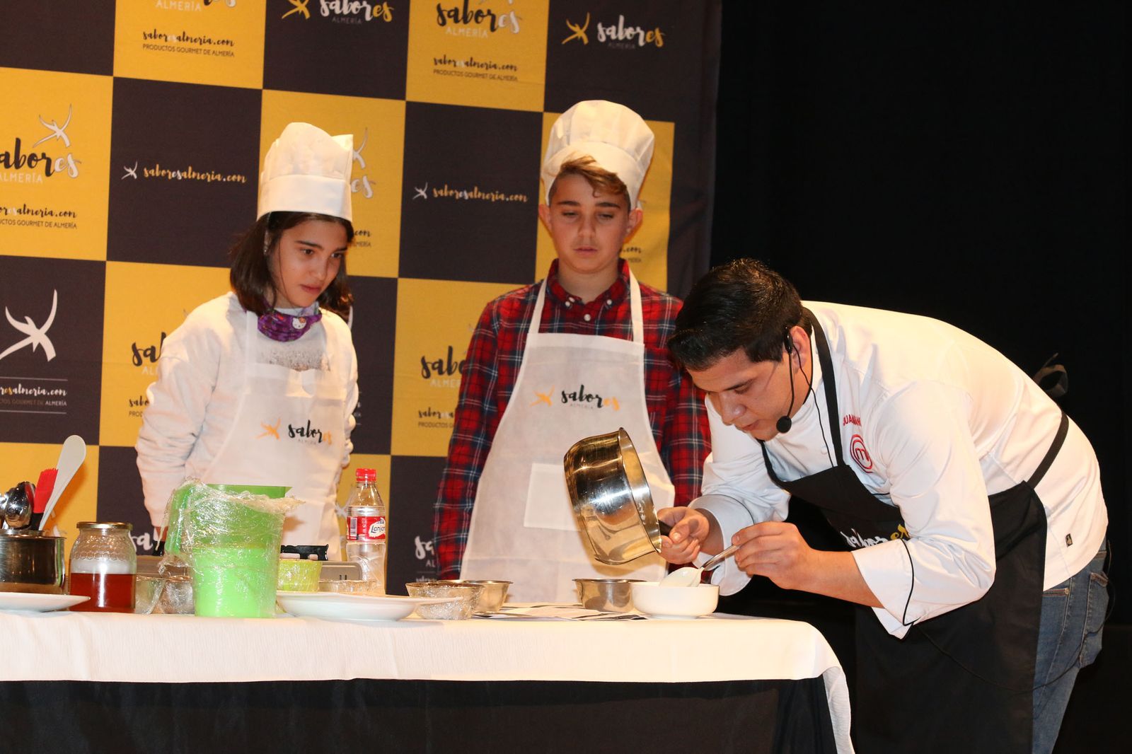 El cocinero Juan Manuel Sánchez preparó varios platos típicos de Almería con los niños del CEIP Freinet.