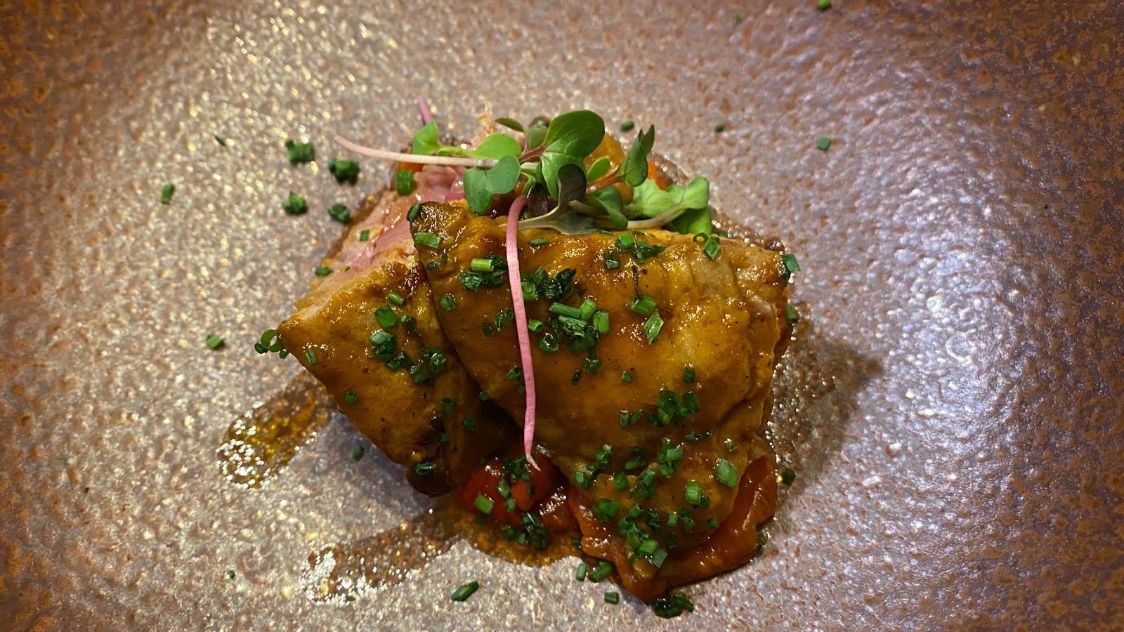 Mormo de atún rojo en escabeche de pimientos asados