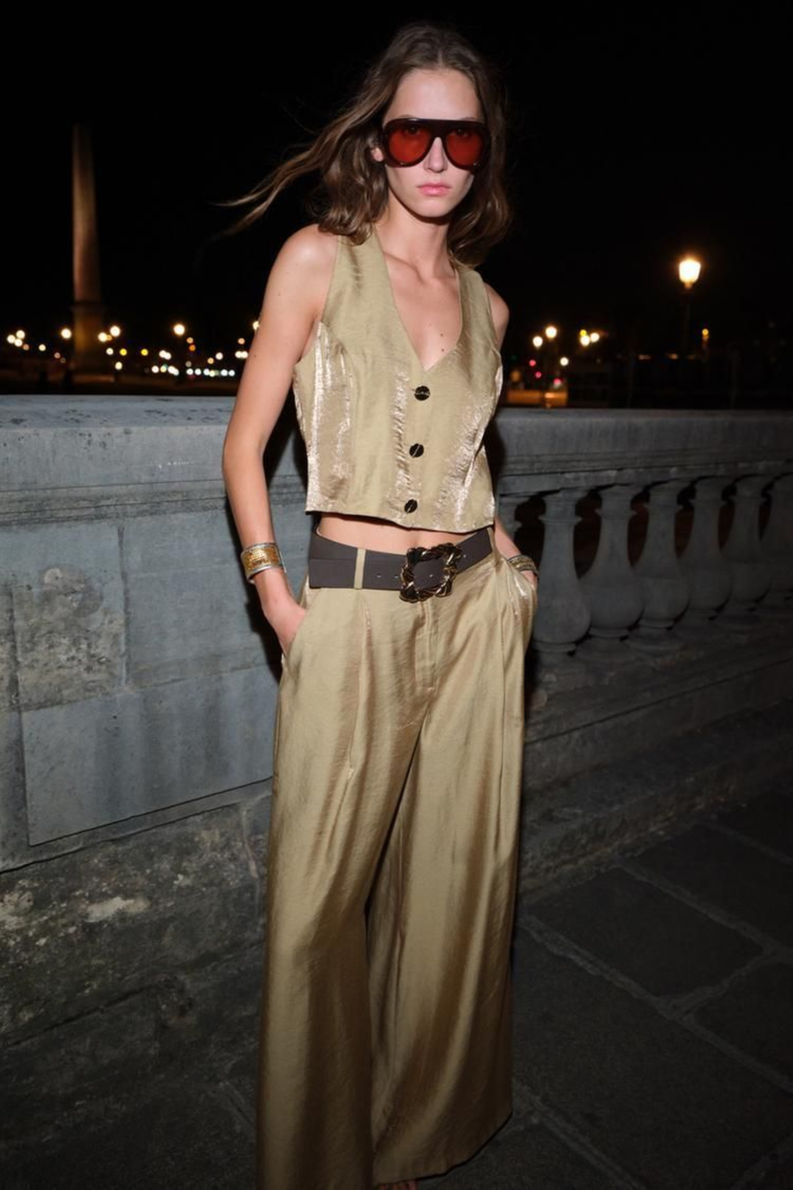 Pantalones satinados de Zara en tonalidad tostada