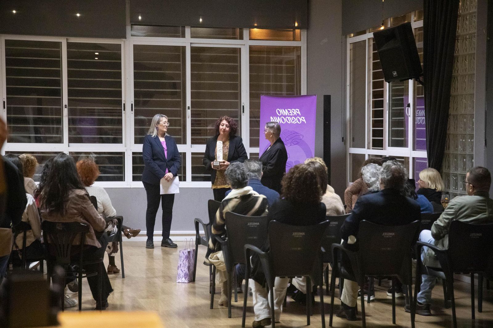 La Plataforma de Acción Feminista en Almería rinde homenaje a las mujeres de la Desbandá con su II Premio ‘Posidonia’ a Loli Sierra, vicepresidenta de la Asociación Memorialista de la Desbandá, en imágenes