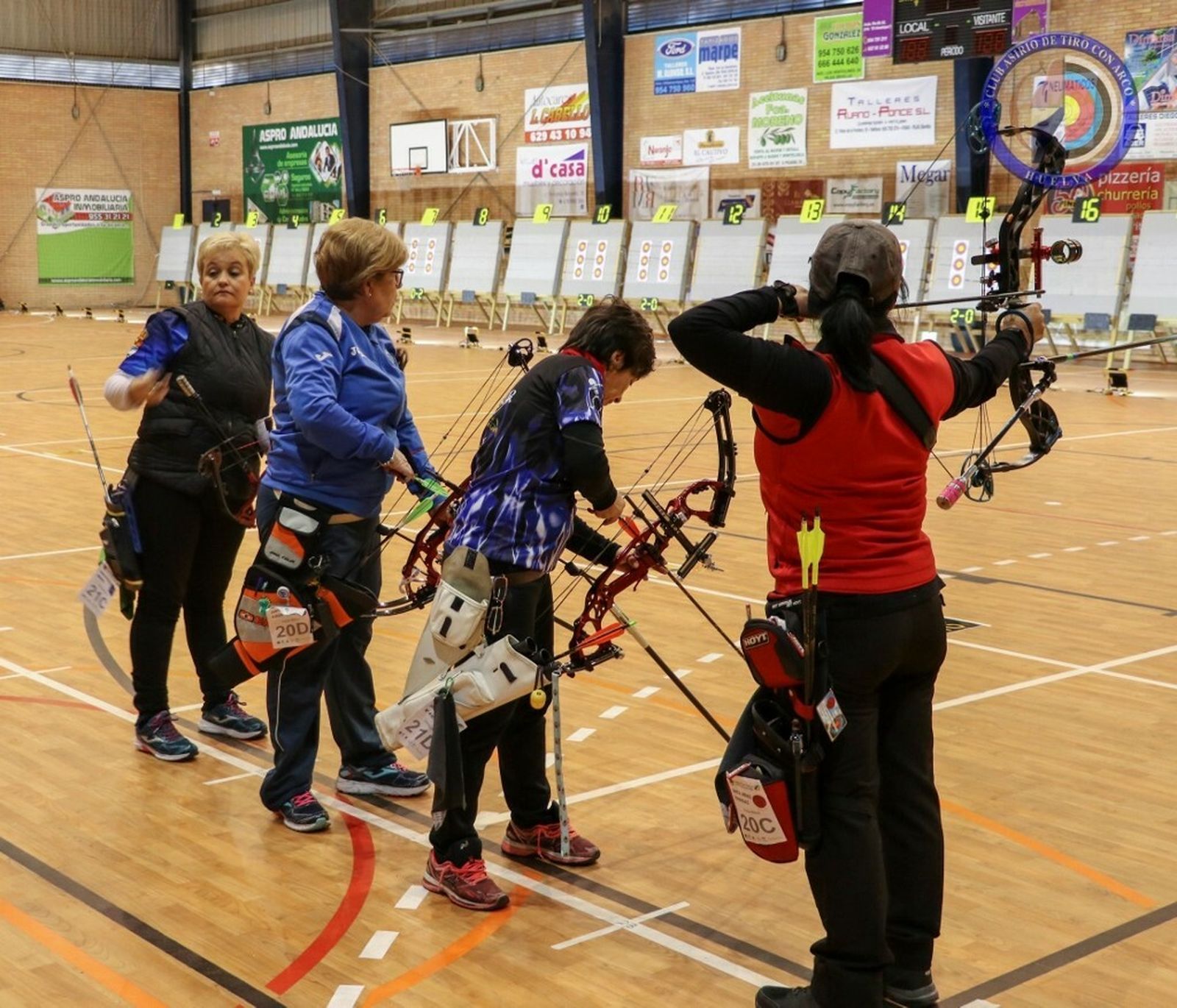 Aurora Quintero, presidenta del Club Asirio -2ª izda- luchando por el oro durante la final.
