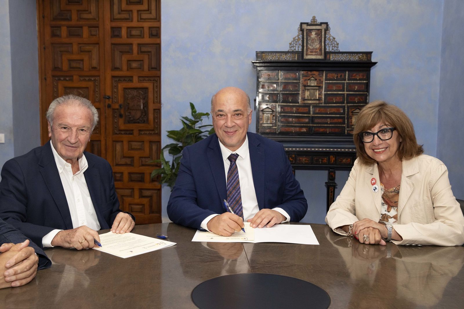 Un momento de la firma del convenio.