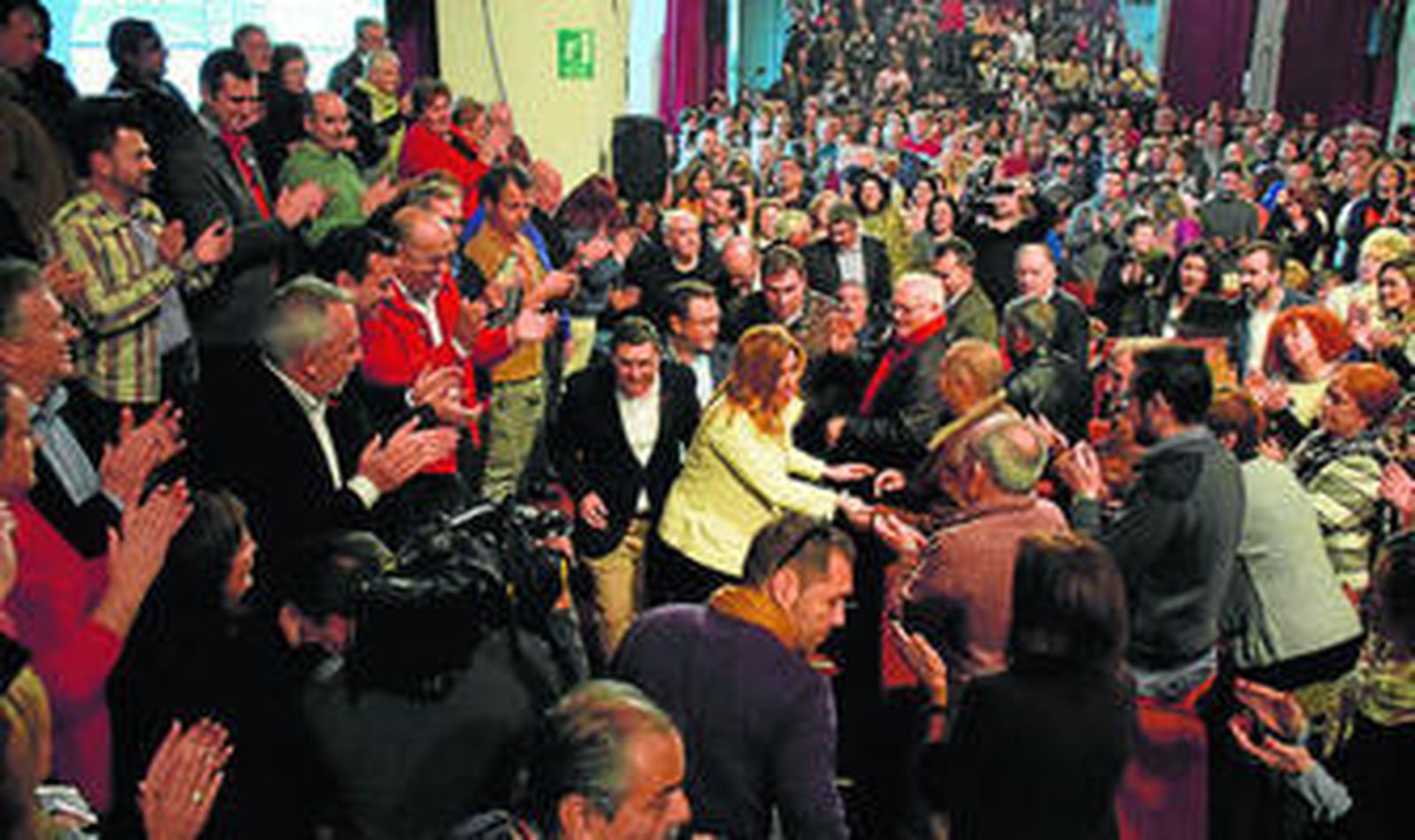 Susana Díaz, ayer, arropada por dirigentes y militantes, en el acto que celebró el PSOE en Vélez.