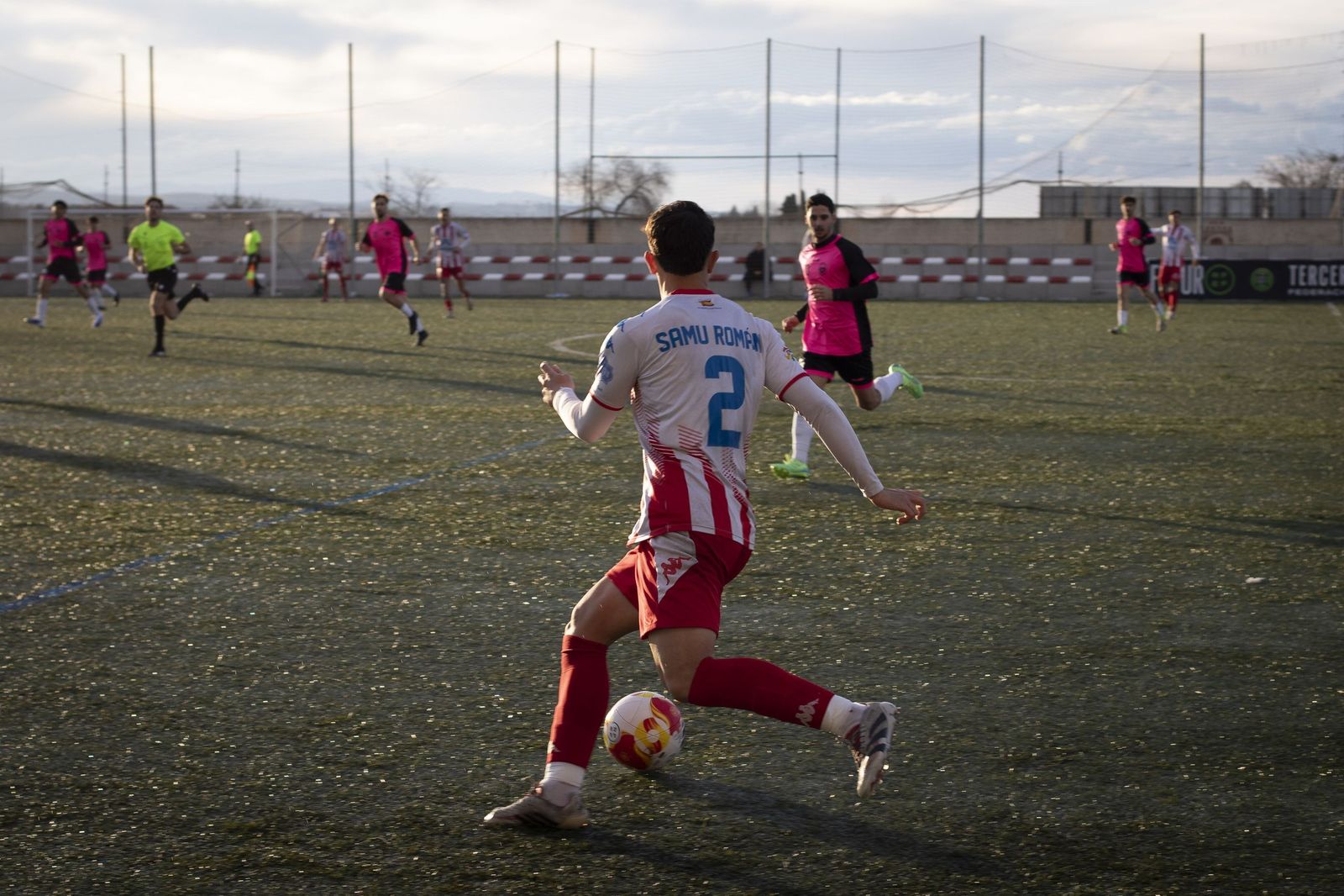 Samu Román conduciendo el balón en el duelo del Arenas ante El Palo.