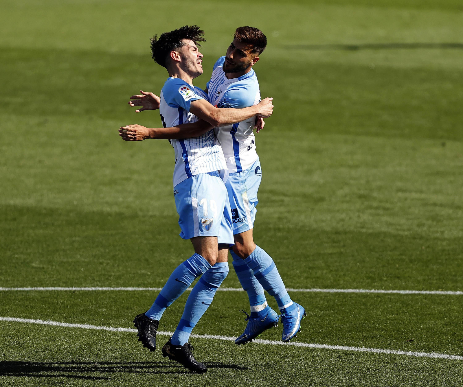 Jozabed y Luis Muñoz se abrazan en el gol del Málaga ante el Tenerife.