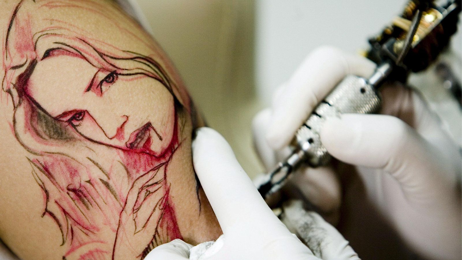 Una sesión de hipnosis para evitar el dolor o 'body painting', entre las actividades paralelas al tatuaje.