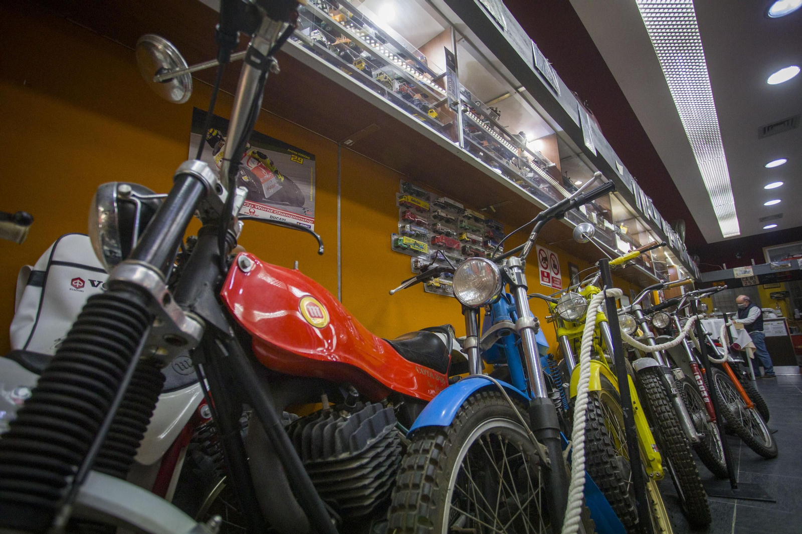 Así es el bar Pelayo-Hecho en Cádiz, un museo del buen comer y el motor