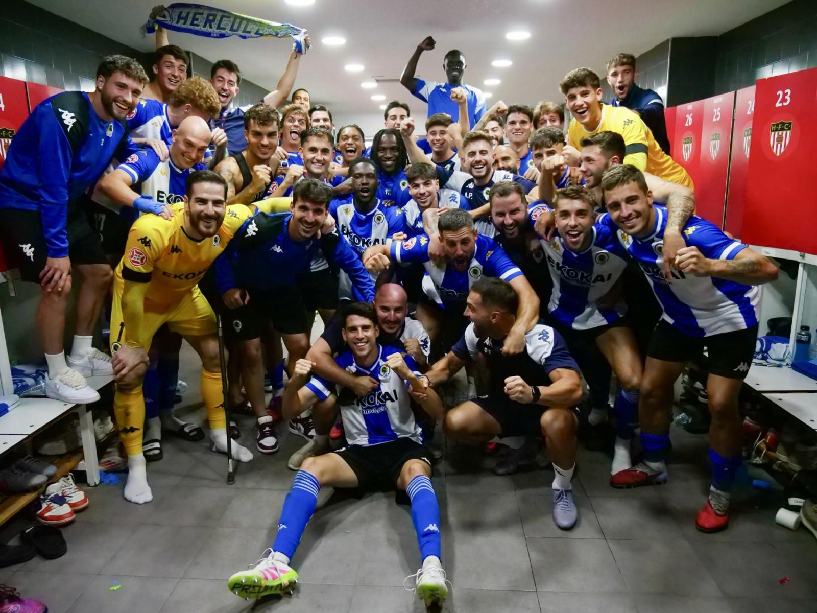 La plantilla del Hércules celebra la victoria en el vestuario.