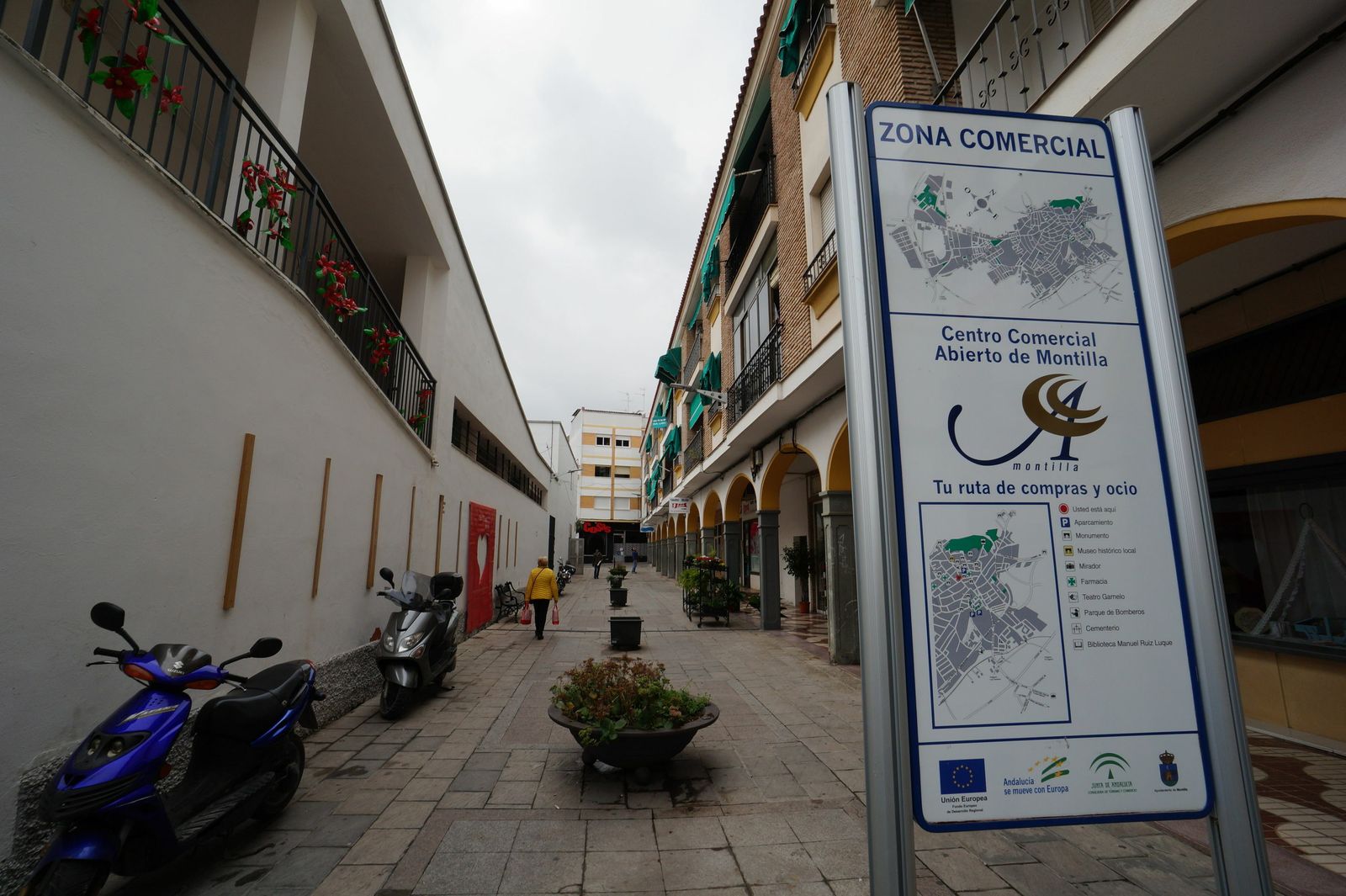 Acceso principal al mercado de abastos de Montilla.
