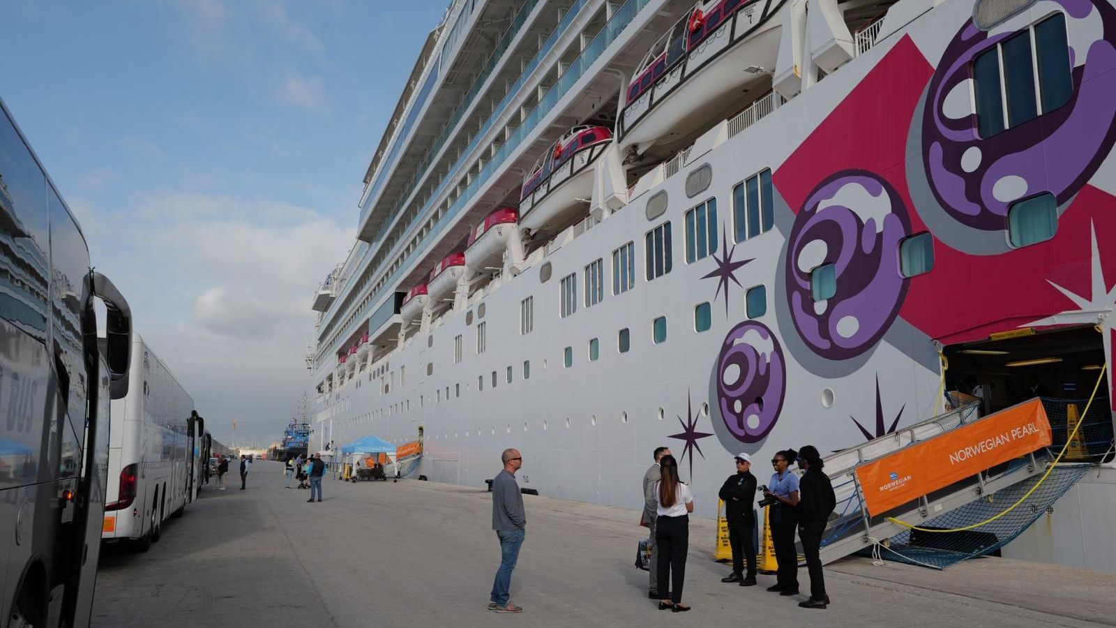 El crucero Norwegian Pearl haciendo escala en el Puerto de Motril, con autobuses en sus bajadas para recoger turistas
