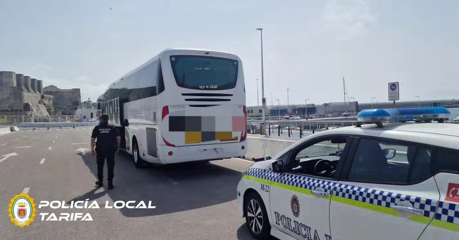 El autobús inmovilizado por la Policía Local de Tarifa.