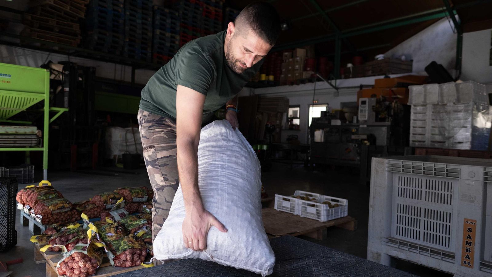 Productor entregando su castaña en el almacén Mena de Igualeja.