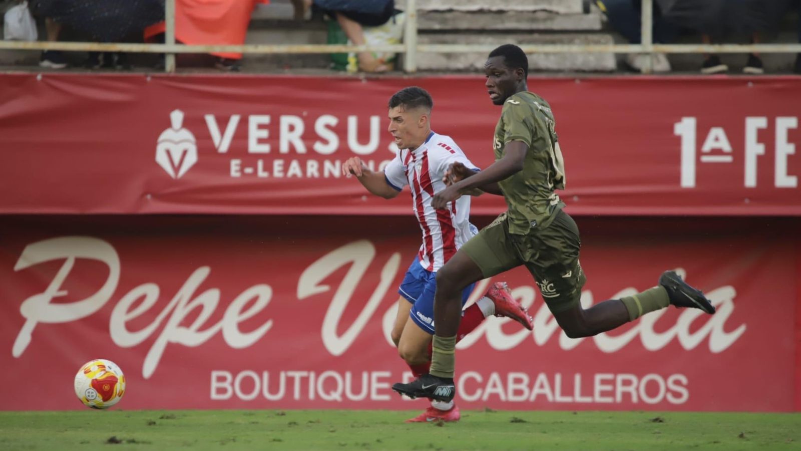 Rastrojo se escapa de Sekou.