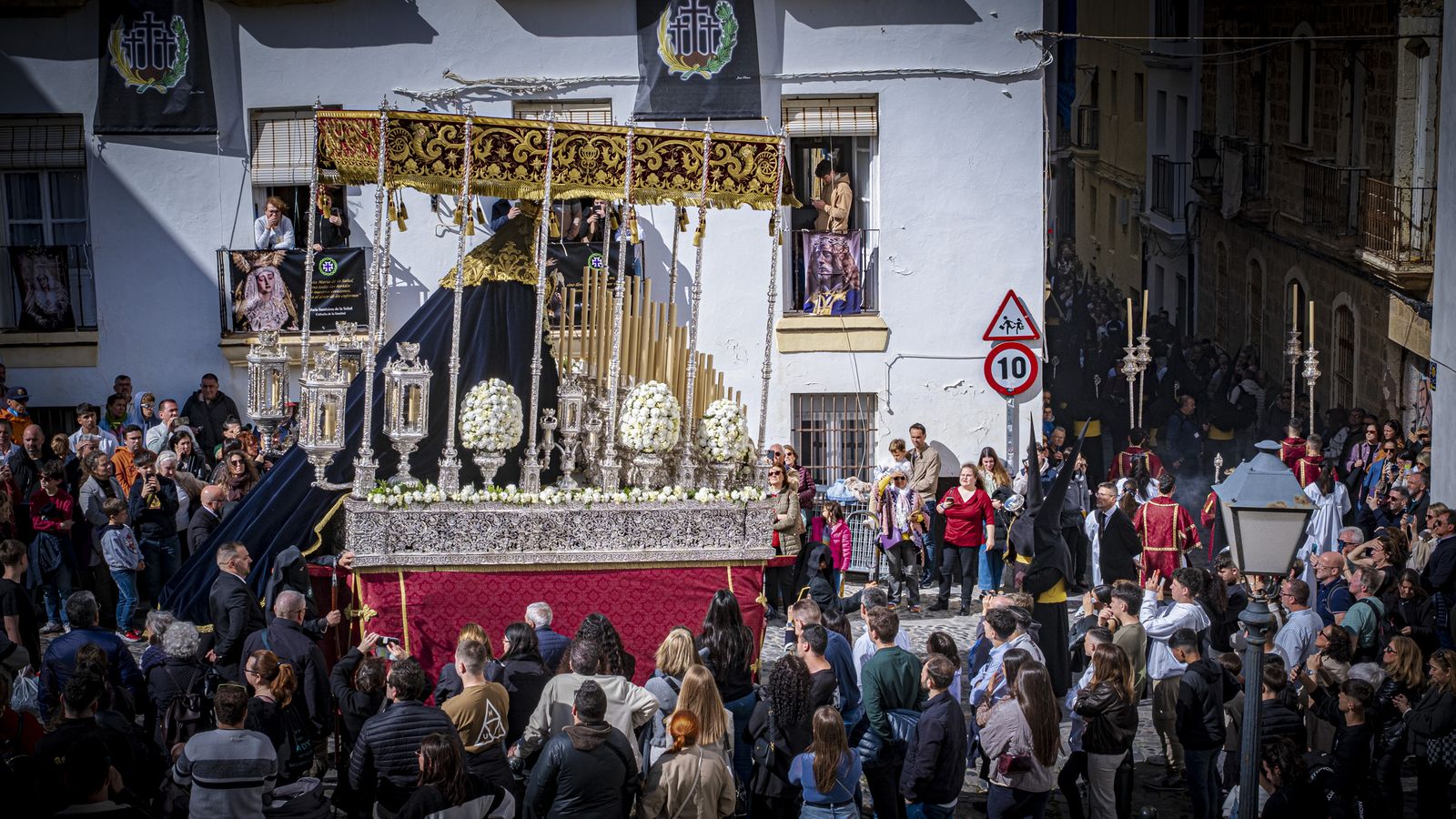 Imágenes de la salida de Sanidad en la Semana Santa de Cádiz 2025