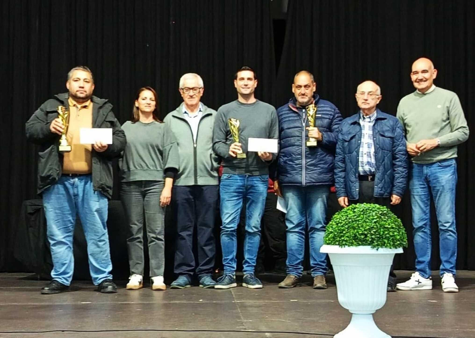 Las autoridades y familiares de Vicente Bonil posaron con los mejores clasificados del toreno.