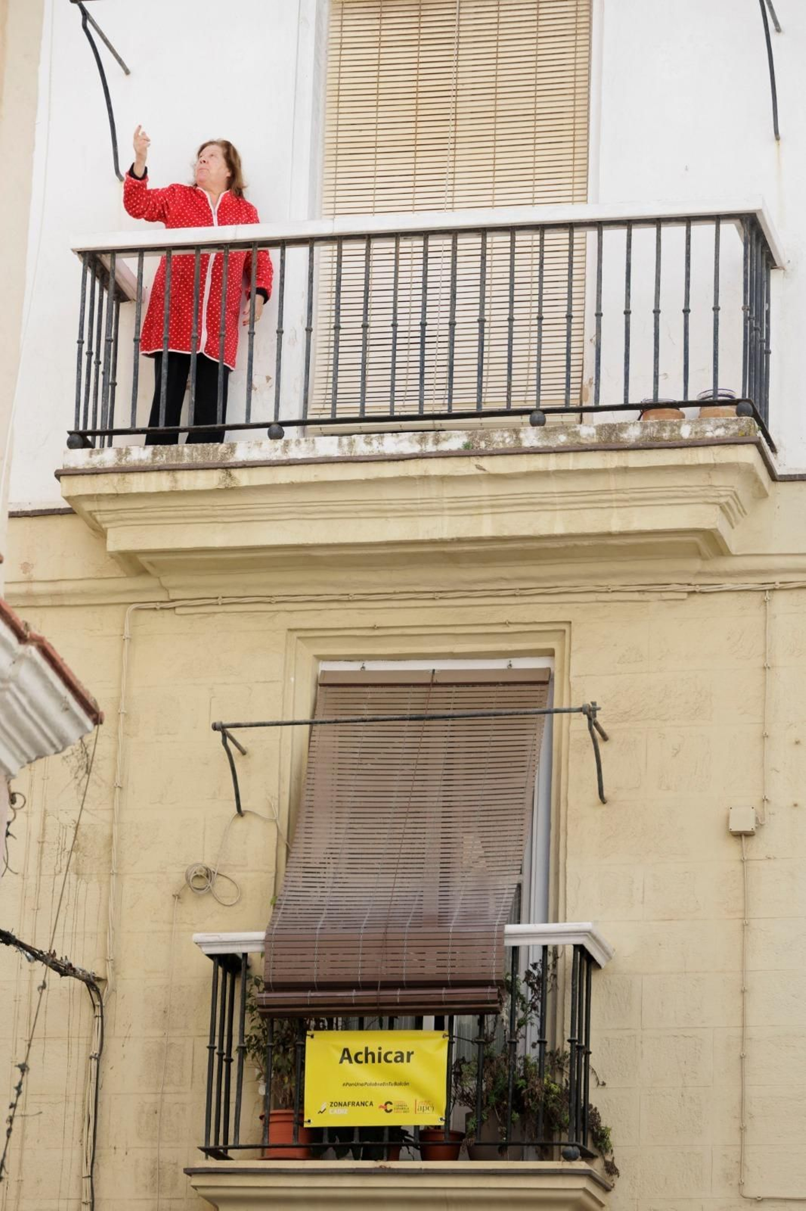 Palabras gaditanas cuelgan de los balcones de Cádiz