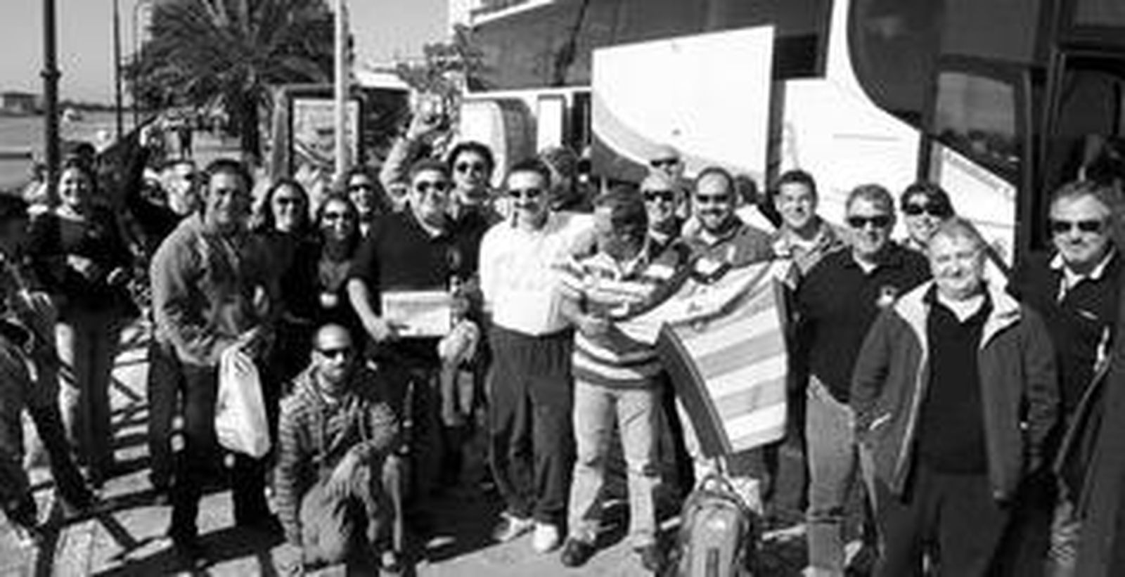 Seguidores del Atlético Portuense posan en la Avenida de la Bajamar antes de subir al autobús que ayer les trasladaba a la capital de España.