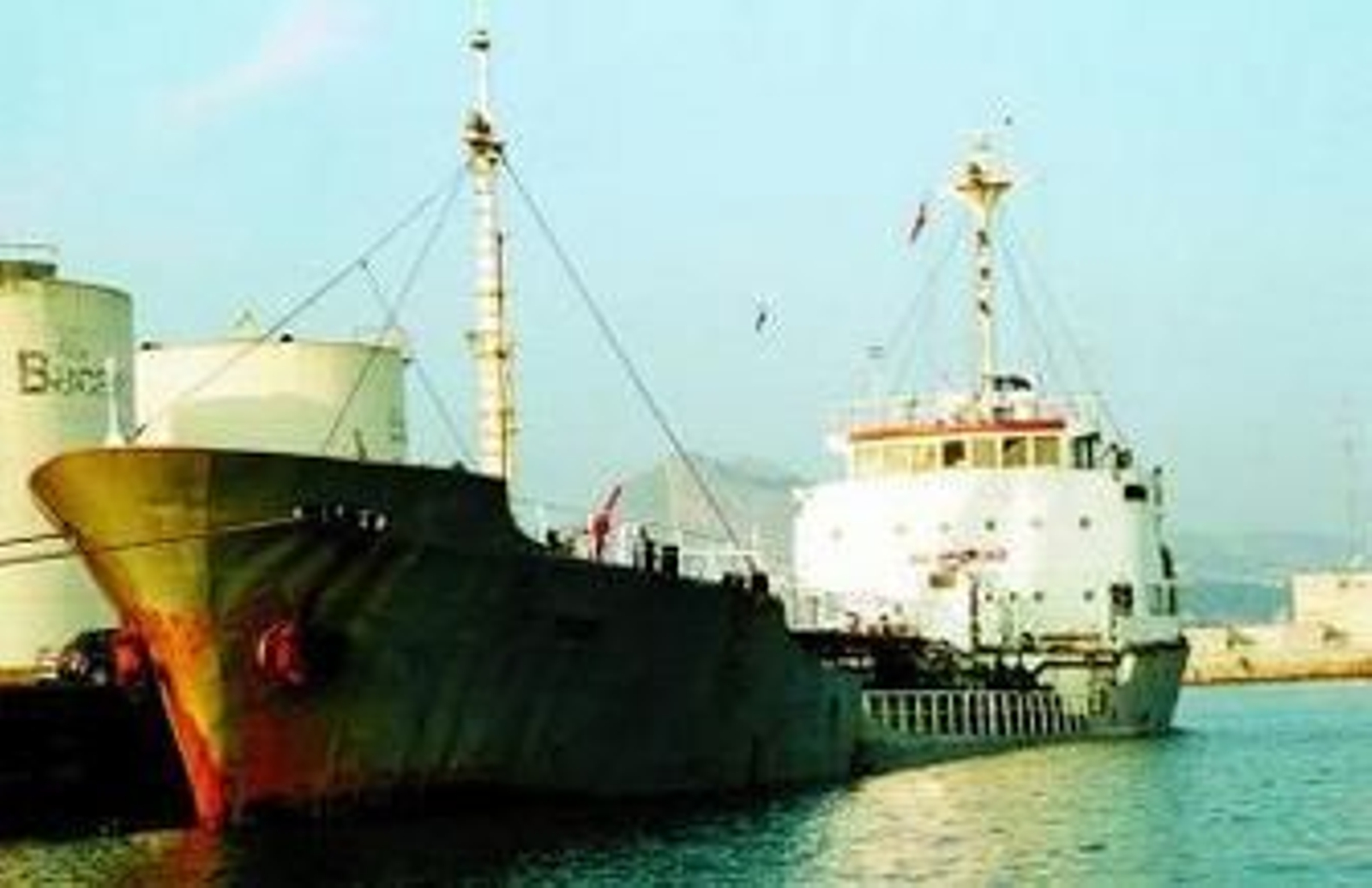 El buque 'Edoil', con el disco bajo el agua.