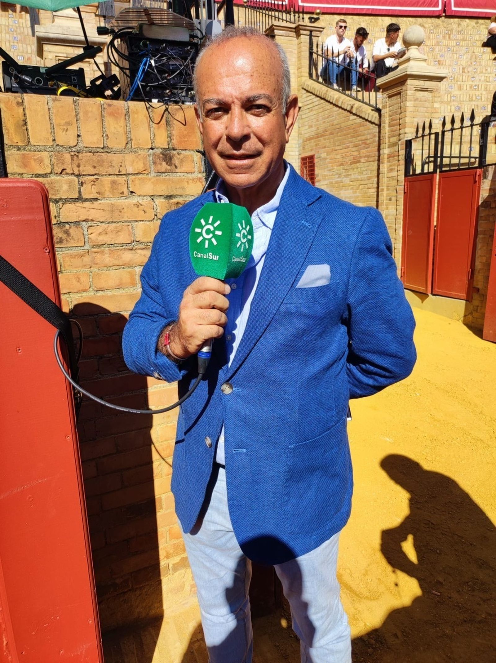 Ambiente en la Puerta del Príncipe en la corrida de Morante de la Puebla, Cayetano y Ginés Marín