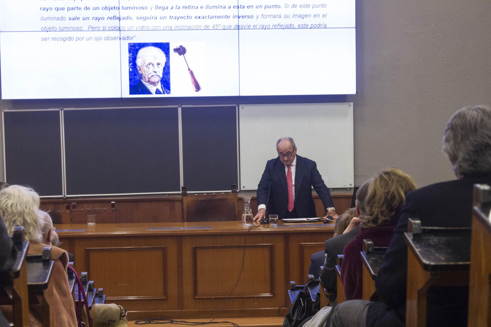 El catedrático Antonio Piñero durante su última clase magistral en el Aula Magna de Filología.