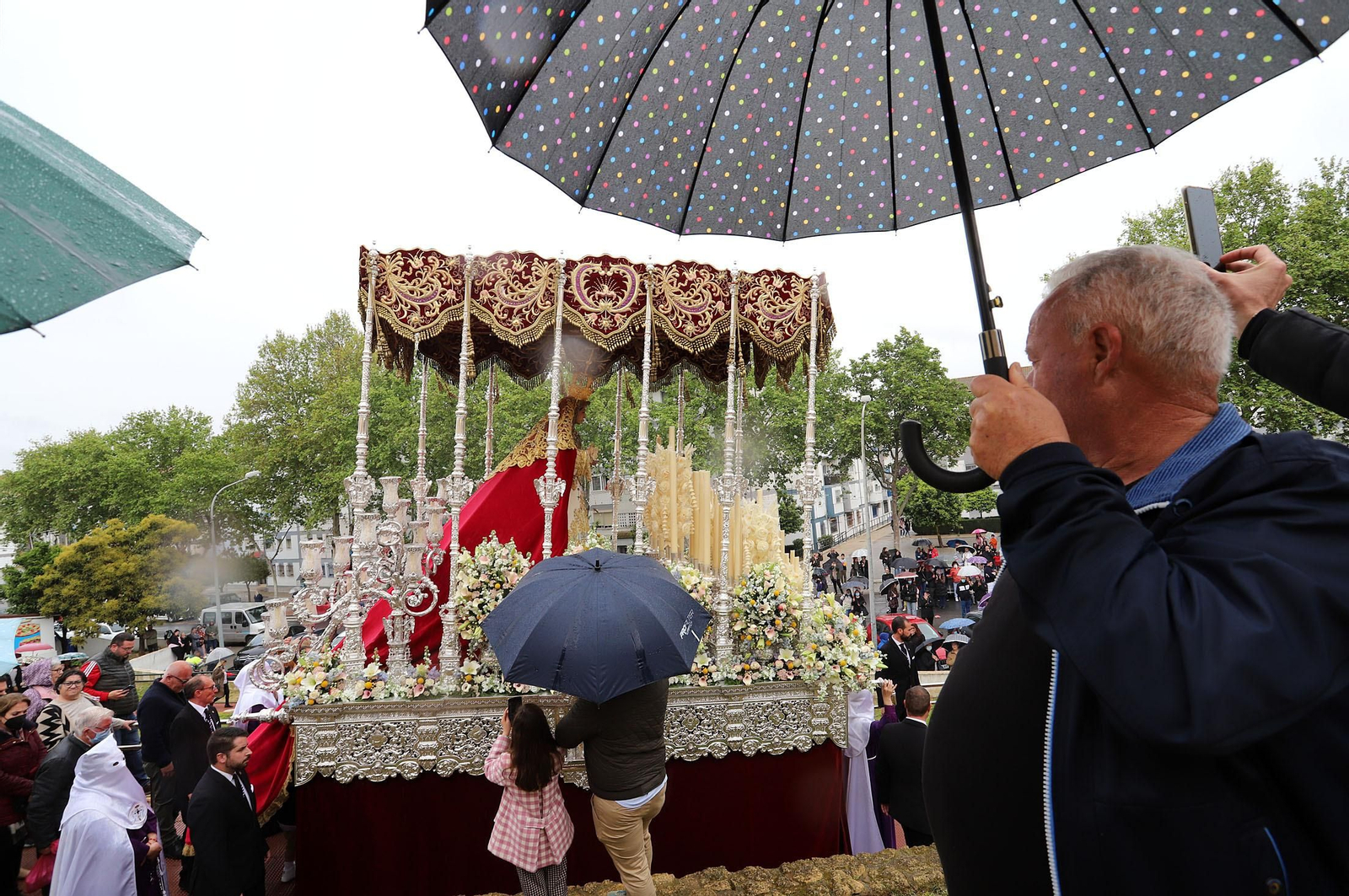 Imágenes de la procesión del Cautivo  bajo la lluvia en Huelva