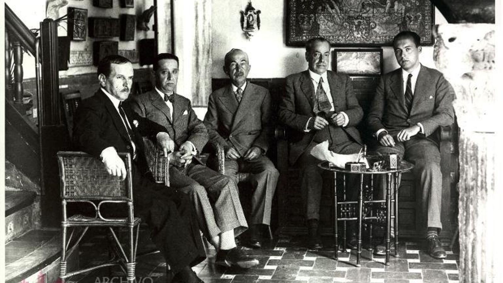 Amigos sentados en el zaguán de la casa familiar de los Romero de Torres con Enrique Romero de Torres en 1931