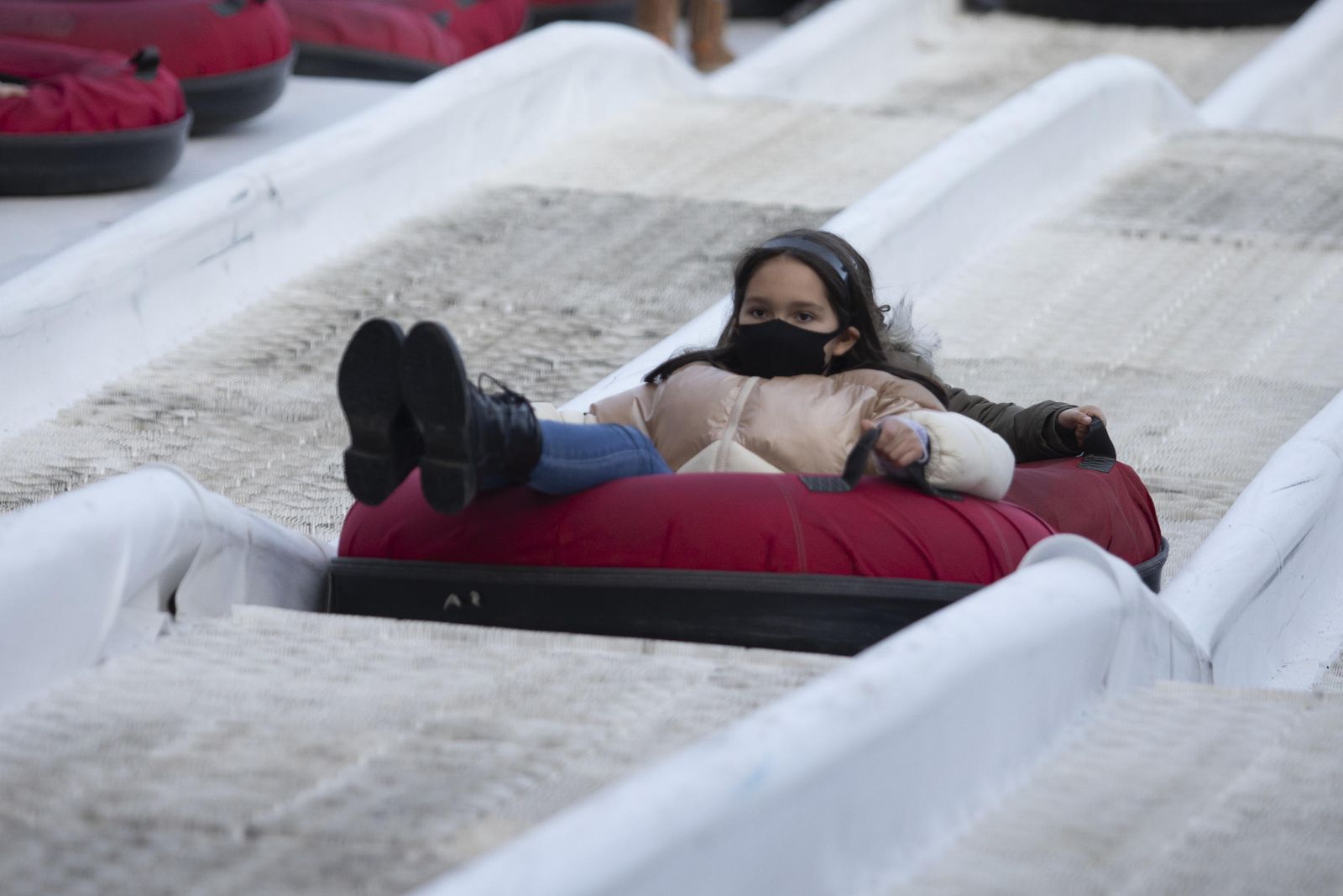Multitud de visitantes y ambiente navideño en Granada durante el puente, en imágenes