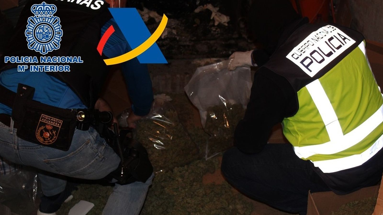 Agentes de Aduanas y Policía Nacional con la droga incautada.