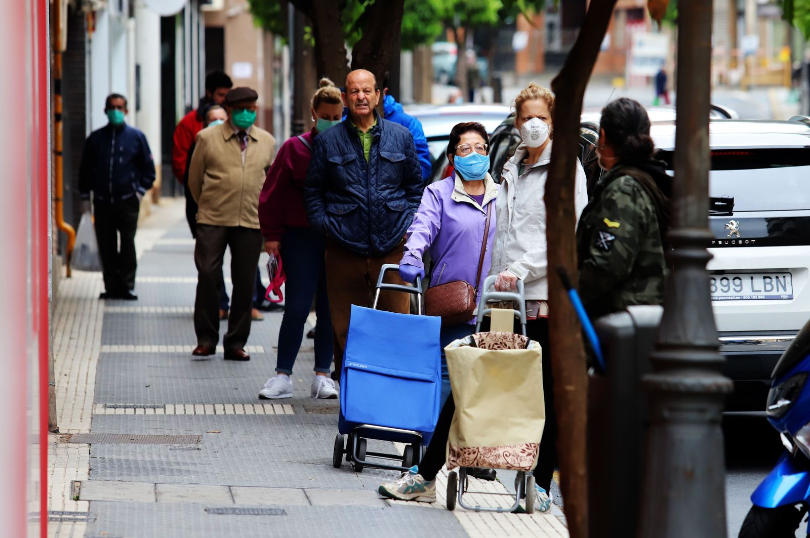 Imágenes de la actividad en las pequeñas tiendas de alimentación, fruterías y pescaderías