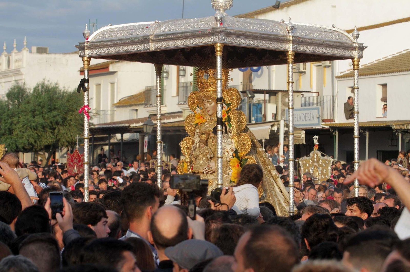 Las imágenes de la procesión de la Virgen del Rocío por la aldea en el Lunes de Pentecostés