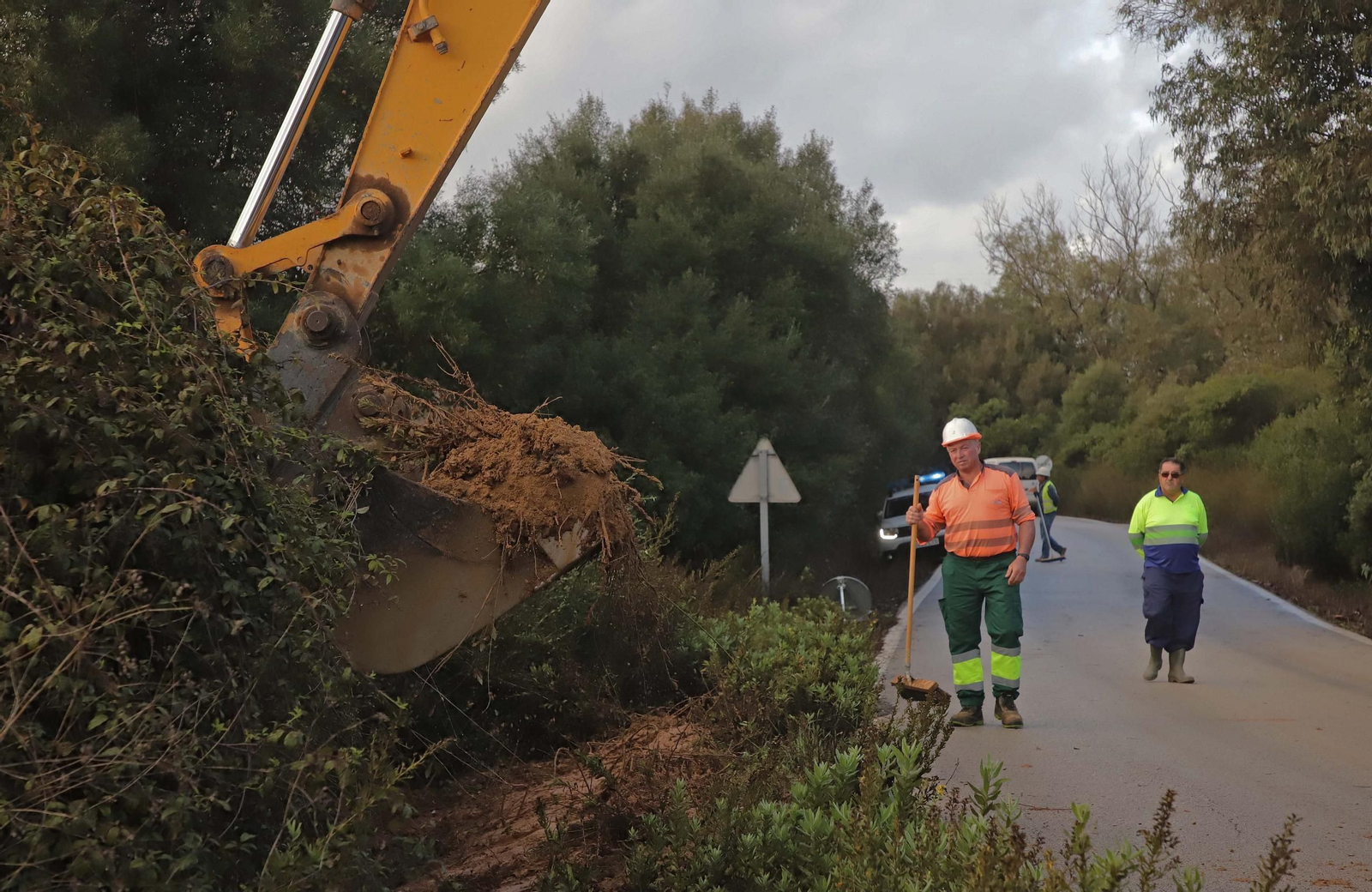 Fotos de las labores de limpieza y retirada de barro en la carretera CA-9203, que une Pinar del Rey con la Estación de San Roque