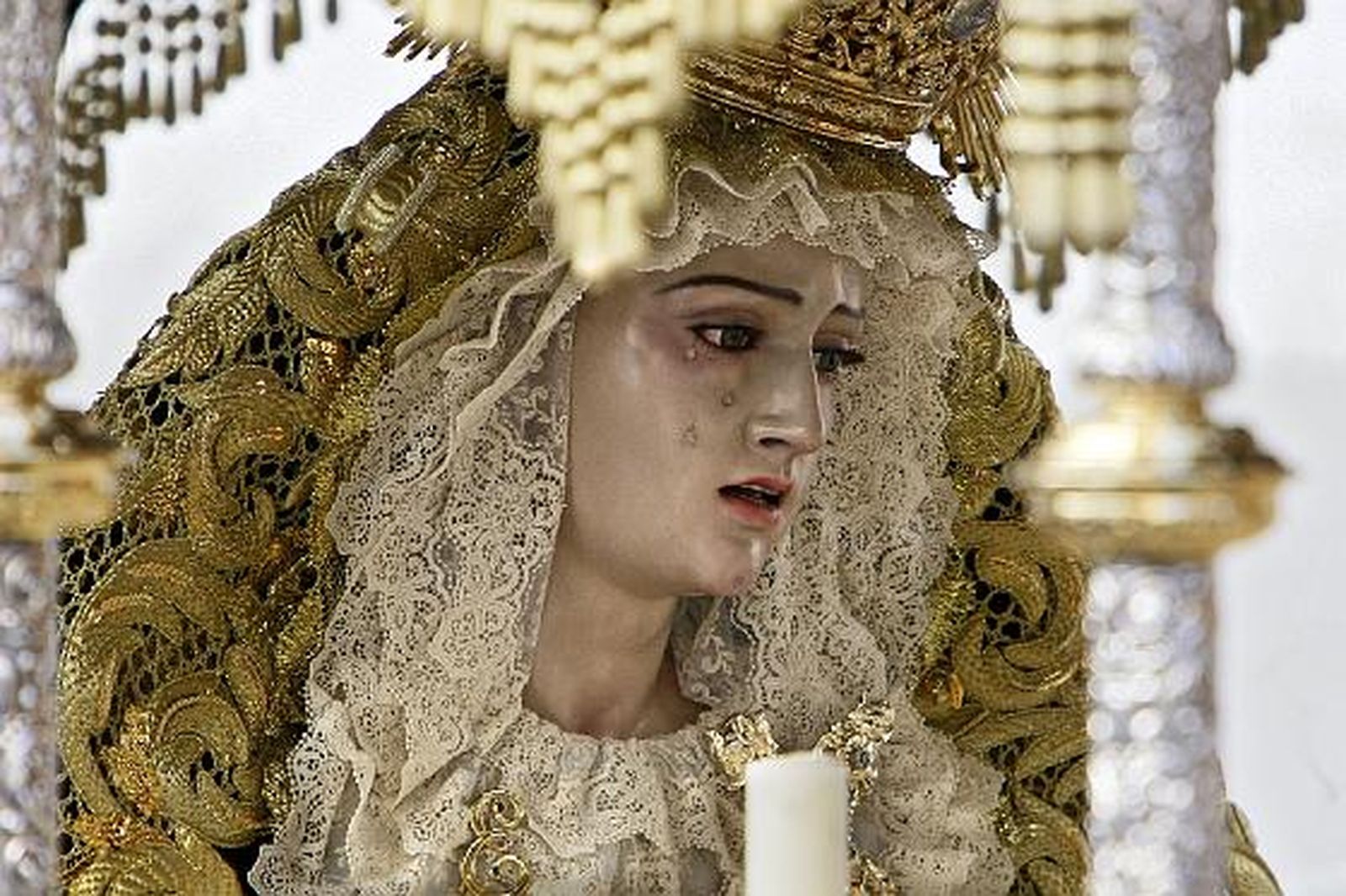 Cientos de gaditanos rinden pleitesía al paso de Cigarreras. /Fotos: Julio González