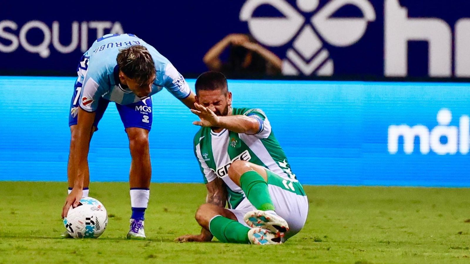 Isco muestra un claro gesto de dolor ante Larrubia.