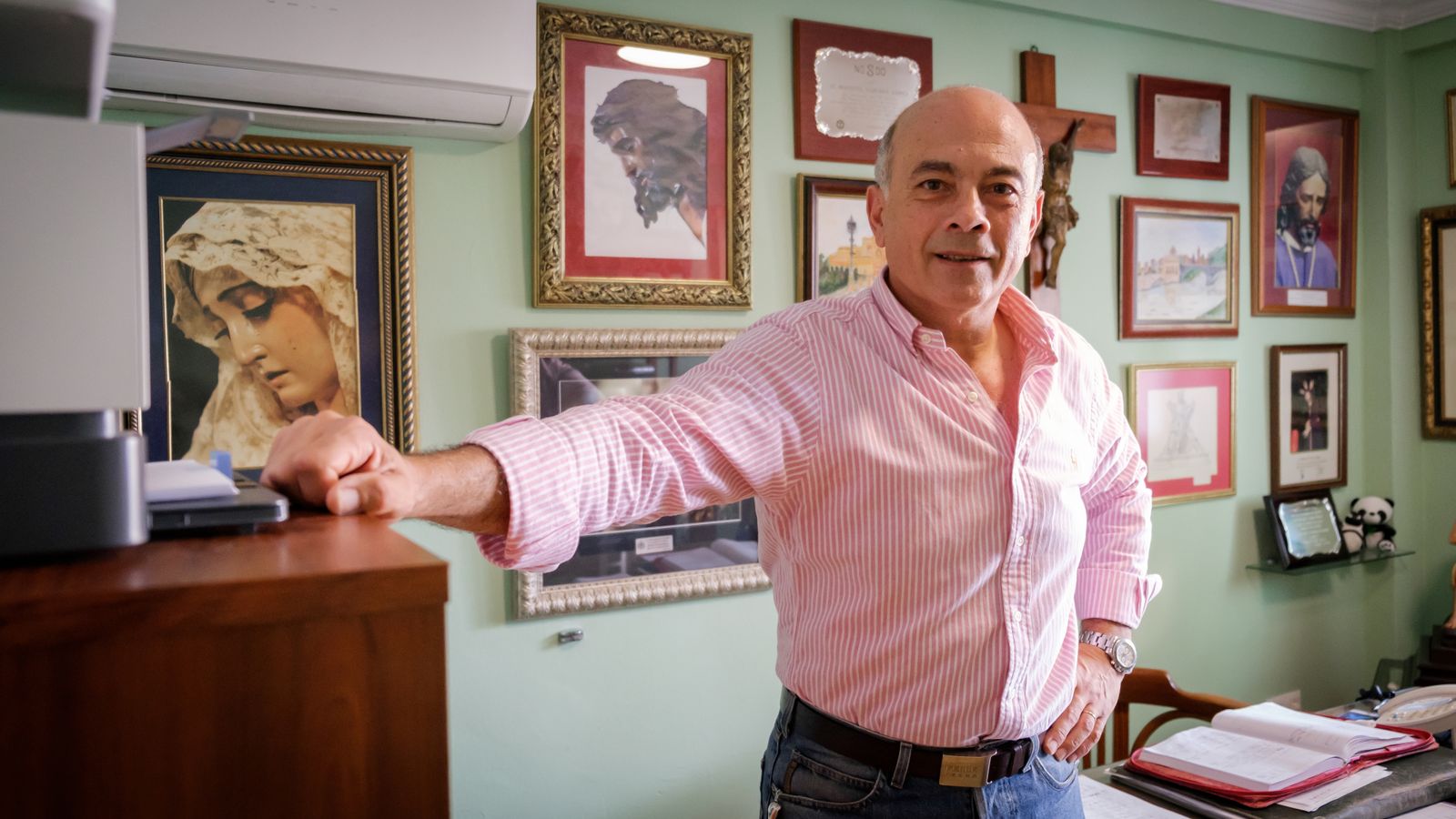 Manuel Vizcaya durante una entrevista en su despacho