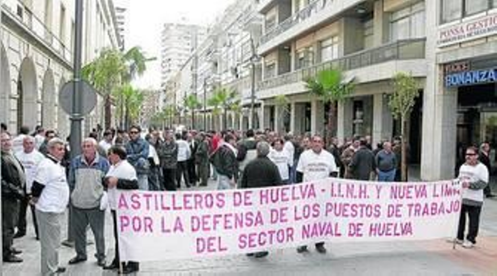 Los trabajadores de Astilleros se manifestaron ayer por el centro de la ciudad para exigir a la empresa una solución inmediata de sus problemas.
