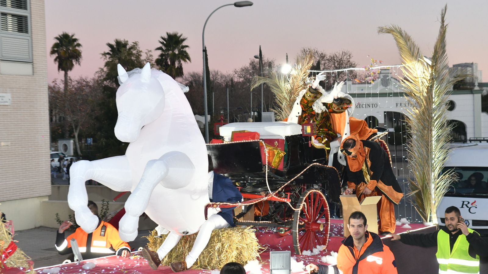 El rey Melchor reparte caramelos en Pozoblanco