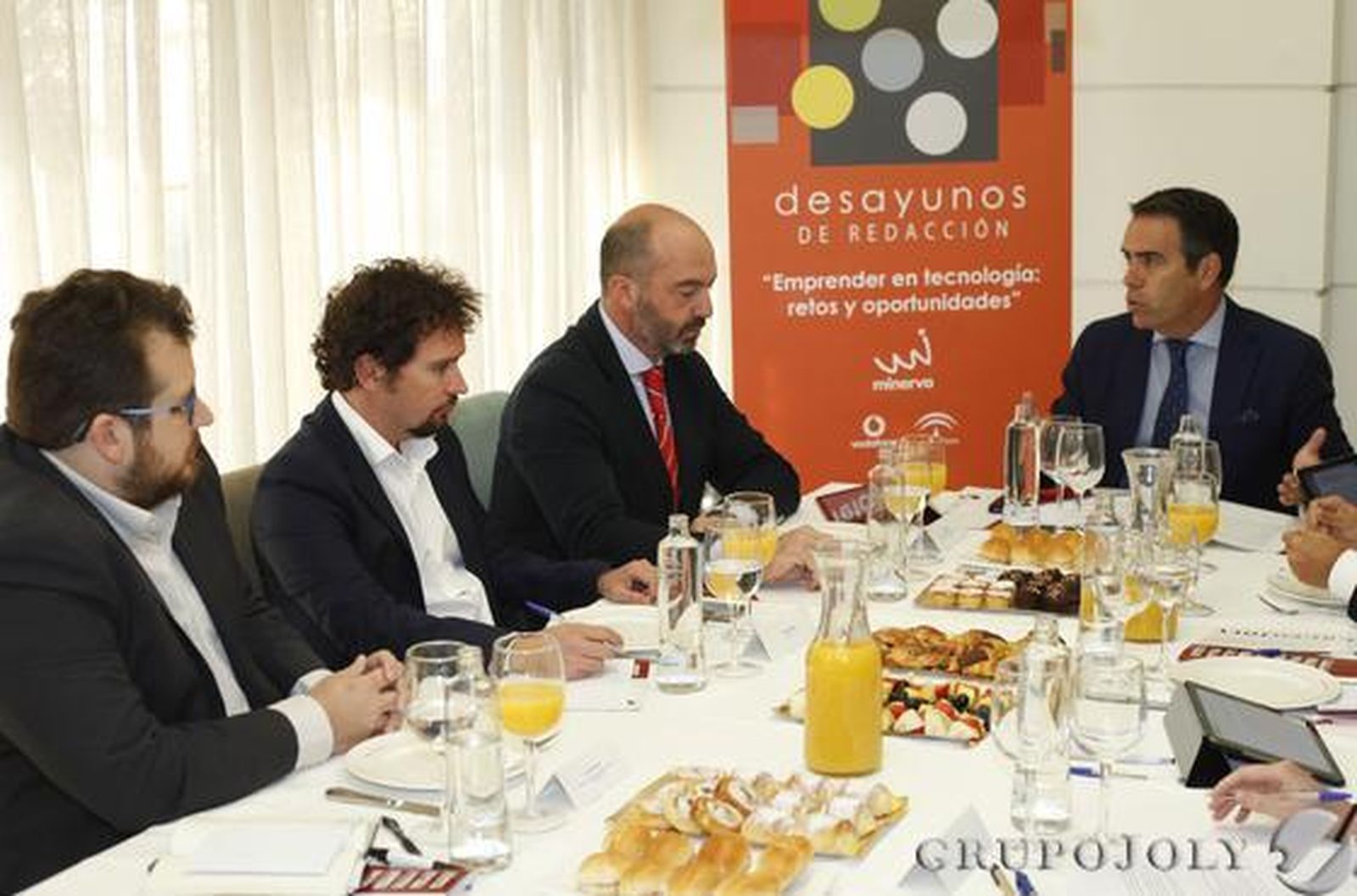 El director de 'Diario de Jerez' y moderador, Rafael Navas, interviene en el debate.

Foto: José Ángel García