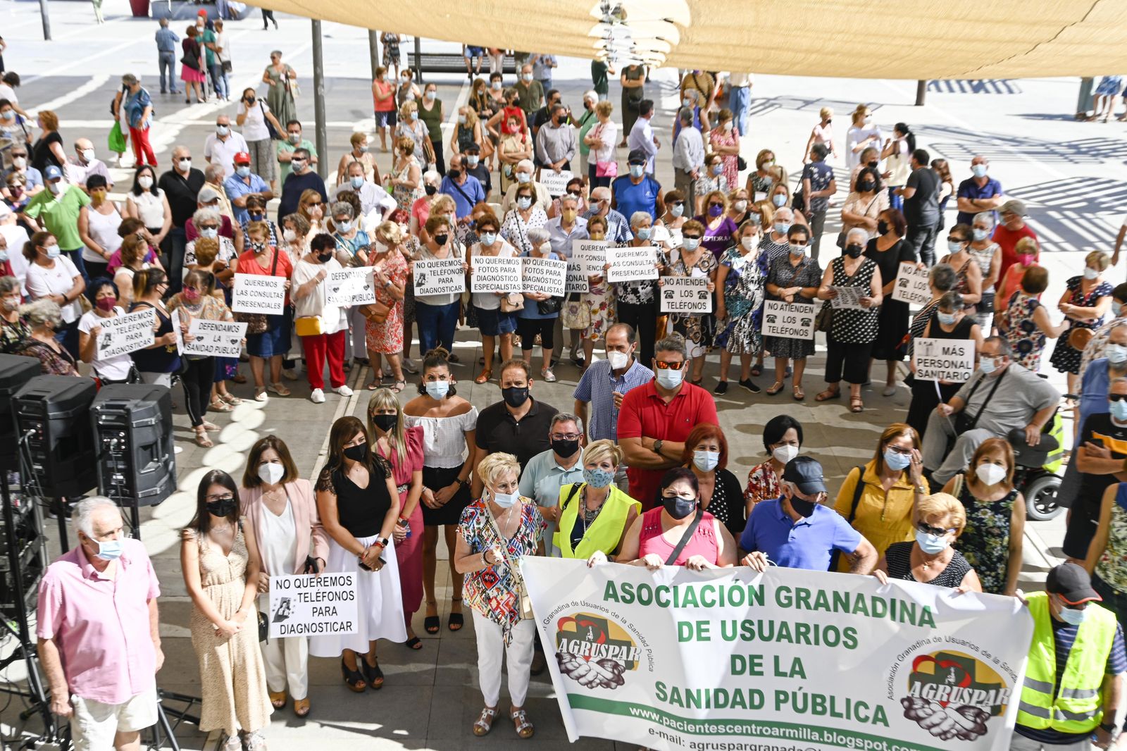 Concentración la vuelta presencial a los centros de salud en Armilla.