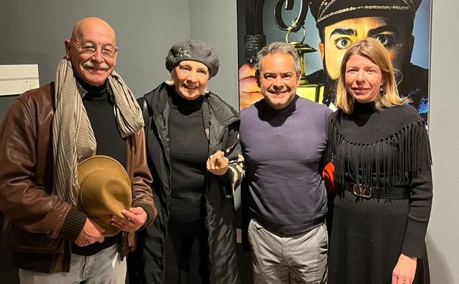 Pablo Juliá, Teófila Martínez, el fotógrafo Julio González y María del Mar Díez, ante una de las fotos de la exposición.