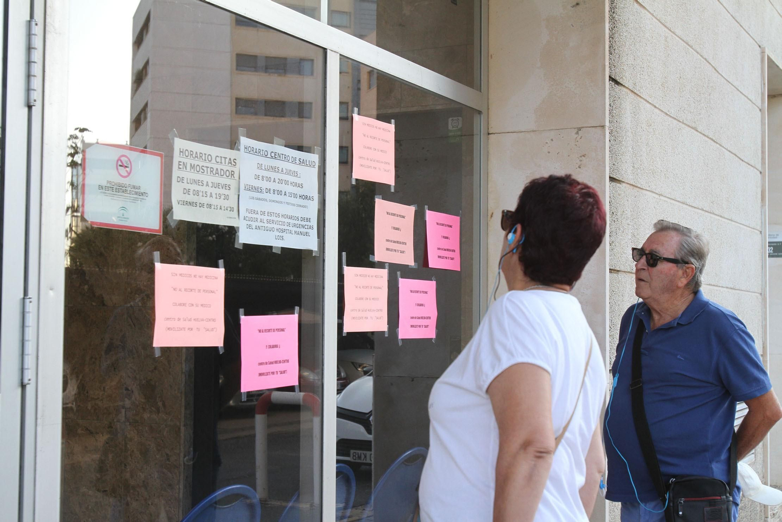 Carteles reivindicativos en Huelva-Centro.