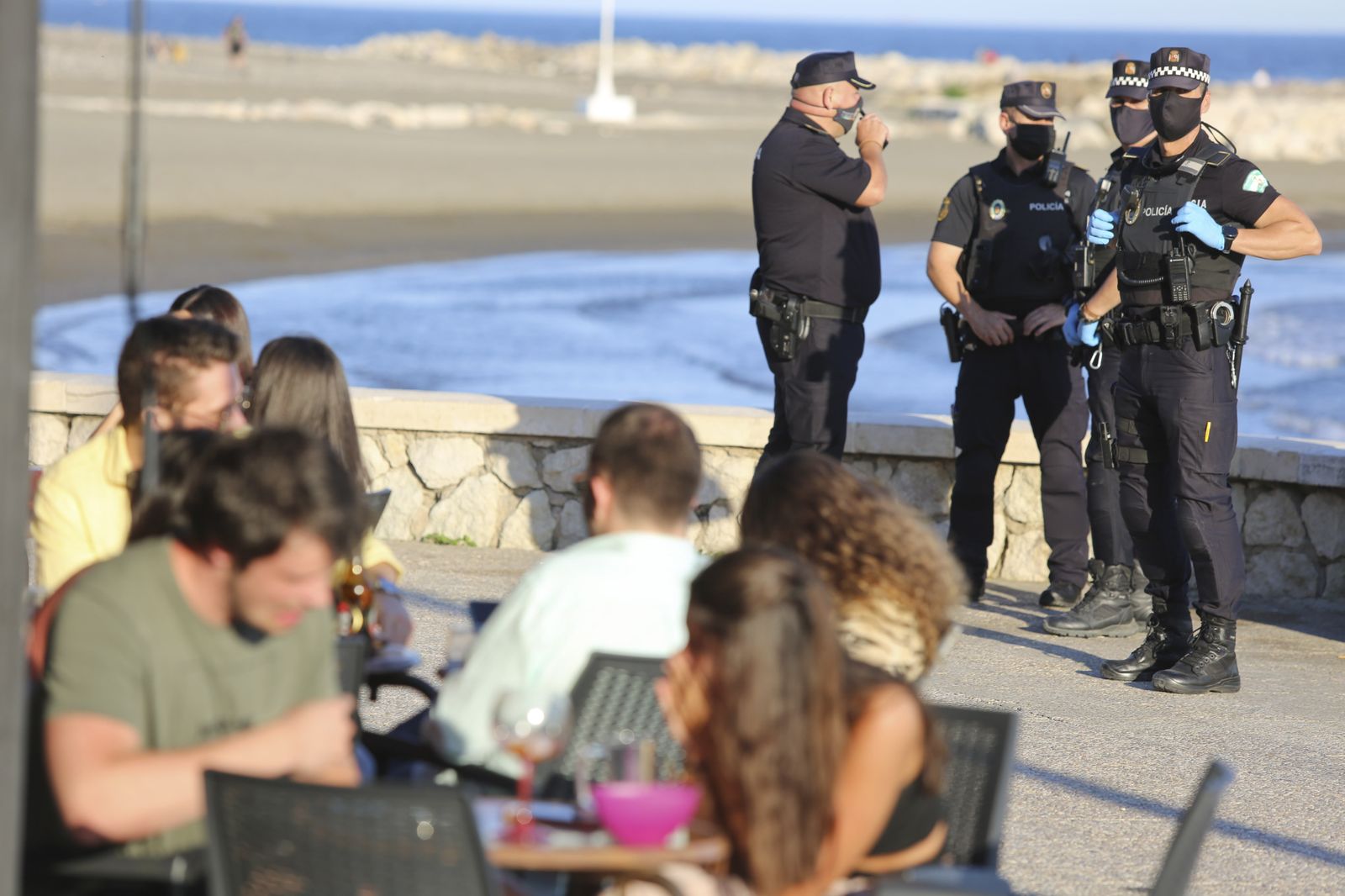 Las fotos del refuerzo policial en Pedregalejo ante su masificación